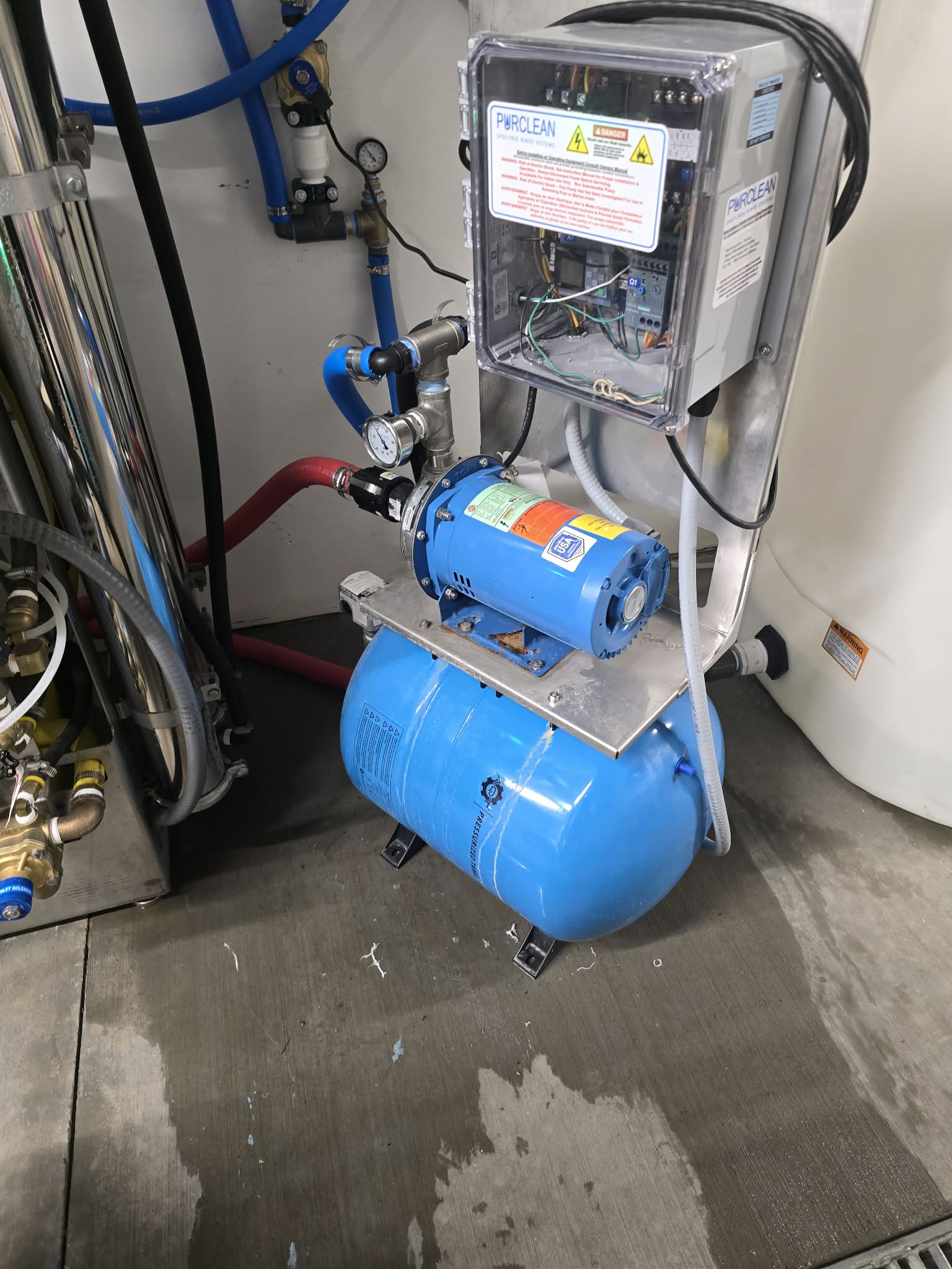 Spot-free rinse pump and pressure tank system